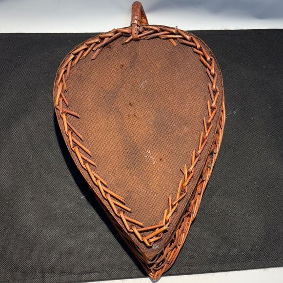 Leaf-Shaped Wicker Basket - Picture 7 of 7